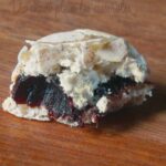 Suprêmes de pintade et confit de chou rouge aux pommes