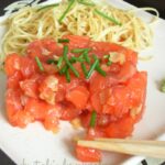 Suprêmes de pintade et confit de chou rouge aux pommes