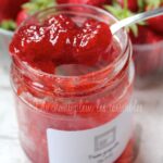 Fruits rouges au jardin. Confiture de cerises noires au jus de cassis.