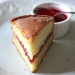 Fruits rouges au jardin. Confiture de cerises noires au jus de cassis.